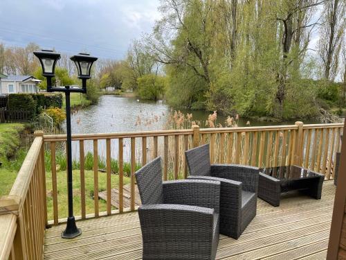 Beautiful and Tranquil Lakeside Lodge - Sleeps 5