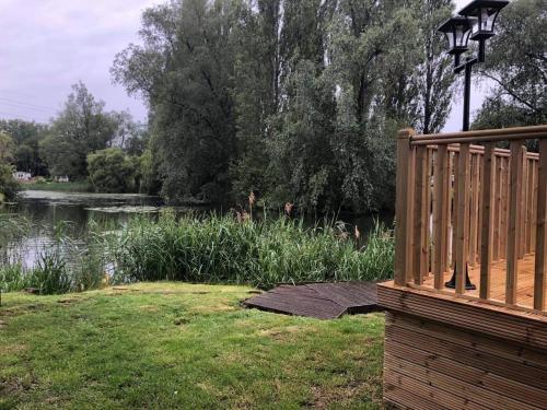 Beautiful and Tranquil Lakeside Lodge - Sleeps 5