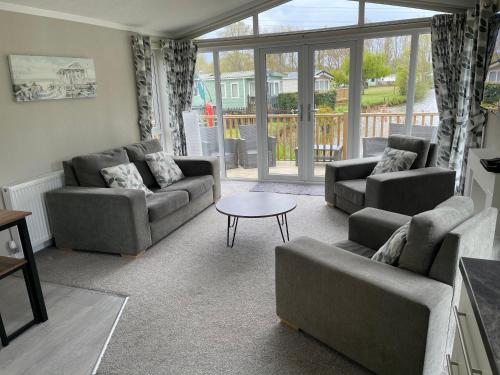 Beautiful and Tranquil Lakeside Lodge - Sleeps 5