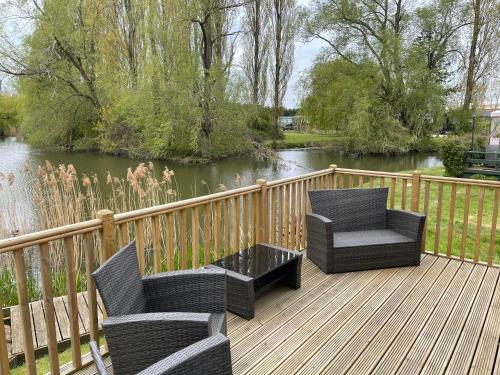 Beautiful and Tranquil Lakeside Lodge - Sleeps 5