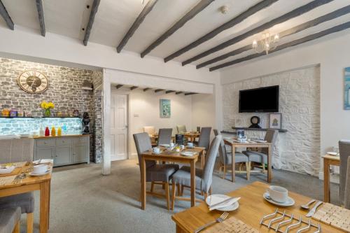 Coach Guest House - image 5