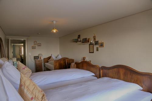 1 queen bed, 1 twin bed