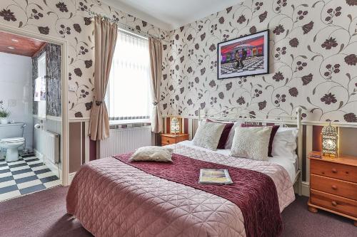 Deluxe King Room image 2