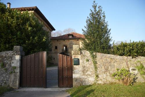  Impresionante Caserío Montañes del Siglo XVII, Pension in Entrambasaguas