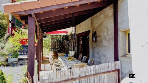 ระเบียง/ชานเรือน, Les Trois Noyers in แตยัก