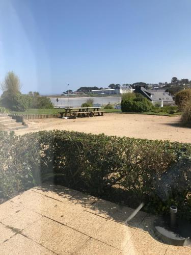 Rez de jardin avec piscine, vue directe sur la plage à 40 m