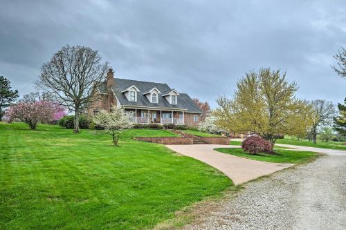 . Pet-Friendly Home 7 Miles to Dickson Street!
