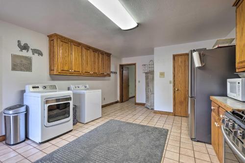 Pet-Friendly Home 7 Miles to Dickson Street! - image 3
