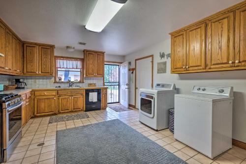 Pet-Friendly Home 7 Miles to Dickson Street! - image 4