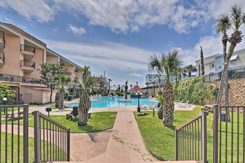 Upscale Galveston Condo with Patio and Pool Access! in Galveston, USA