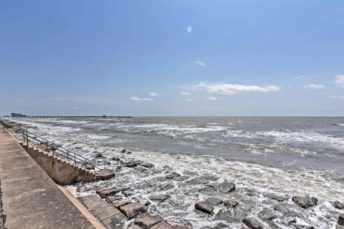 Upscale Galveston Condo with Patio and Pool Access! in Galveston, USA