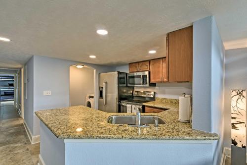 Upscale Galveston Condo with Patio and Pool Access! in Galveston, USA