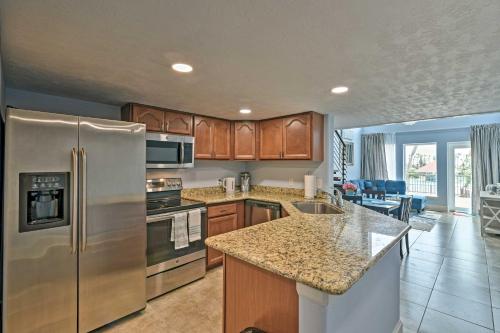 Upscale Galveston Condo with Patio and Pool Access! in Galveston, USA