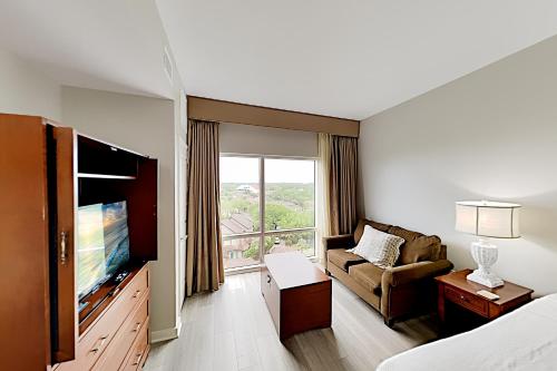 Luau Suite - Pool Hot Tub & Gym - Stroll to Beach condo - main image