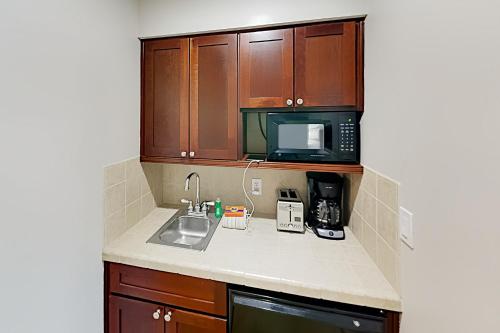 Luau Suite - Pool Hot Tub & Gym - Stroll to Beach condo - image 2