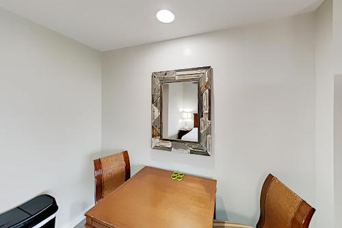 Luau Suite - Pool Hot Tub & Gym - Stroll to Beach condo - image 3