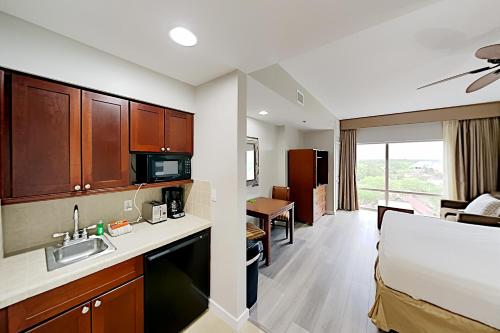 Luau Suite - Pool Hot Tub & Gym - Stroll to Beach condo - image 5