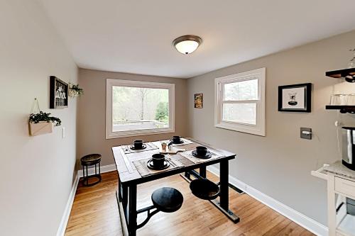 Wooded Retreat - Renovated Interior - Fire Pit home - image 3