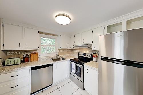 Wooded Retreat - Renovated Interior - Fire Pit home - image 8