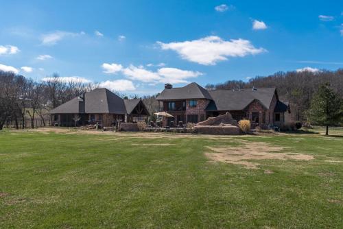 Apple Blossom Estate - HOT TUB OPEN! - Luxury Entertainment Space - SLEEPS 22