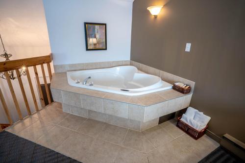 화장실, Hotel Cheribourg, an Ascend Collection Hotel in 오르포드 (QC)
