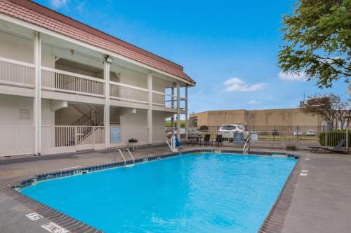 Motel 6 Dallas, Tx - Market Center - Dallas, TX