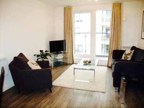 New Central Woking 1 and 2 Bedroom Apartments with Free Gym, close to Train Station image 25