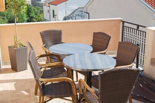 Apartments and rooms with parking space Makarska - 6834