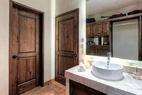 Villa Clara Luna 3 bedroom 3 and a half bath Near Centro