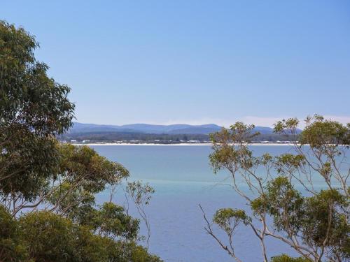 12 'Thurlow Lodge', 6 Thurlow Avenue - water views, pool and central location