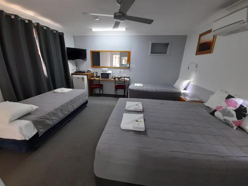 1 queen bed, 2 twin beds