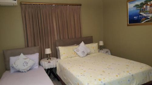 Room in Lodge - Savoy Lodge - Budget Triple Room