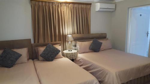 Room in Lodge - Savoy Lodge - Budget Triple Room 4