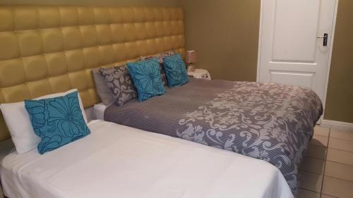 Room in Lodge - Savoy Lodge - Budget Triple Room 5