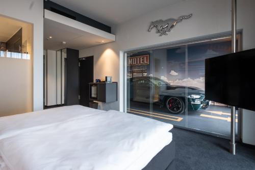 V8 Hotel Köln at MOTORWORLD Room Type - Car Suite