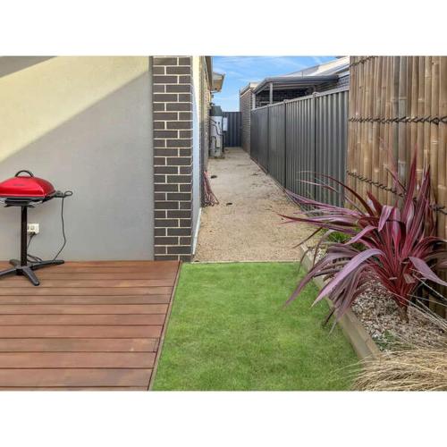 Sleek, Stylish & Modern located close to Airport, DFO, URBNSurf, Melbourne CBD! FREE Netflix, Wifi