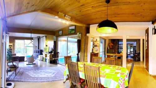 Maison conviviale 8 personne avec piscine intérieure, à la campagne gîte à louer Franceix