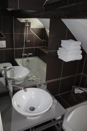 ห้องน้ำ, Hotel Restaurant Du Parc de la Colombiere in ดีฌง