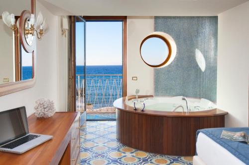 room detail thumbnail 2