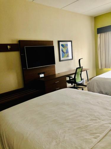 Holiday Inn Express & Suites Cedar Falls - Waterloo, an IHG Hotel