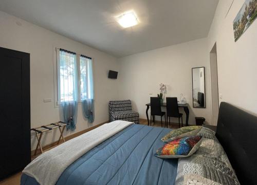1 queen bed, 1 sofa bed