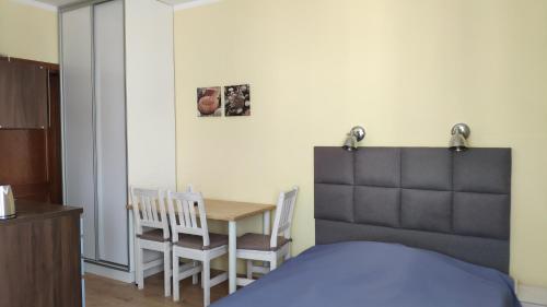 1 double bed, 1 twin bed