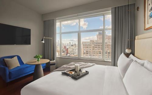 Deluxe King Room with City View 