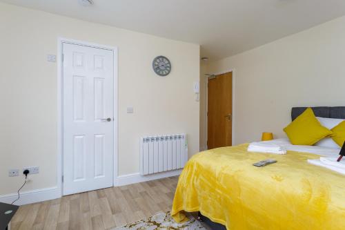 One-Bedroom Apartment room in St Mary's Modern Central Huge Studio Apartments