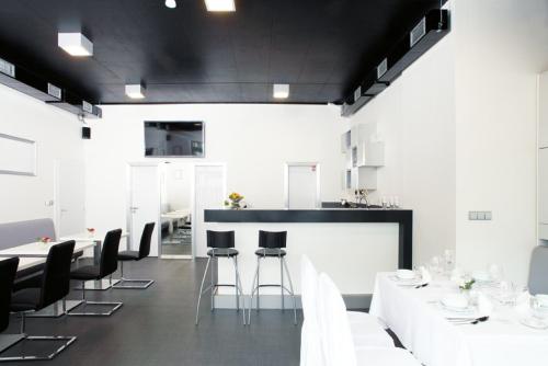 Bar/ Salón, Hotel U Karla in Prague 22