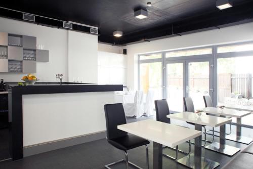 Bar/ Salón, Hotel U Karla in Prague 22