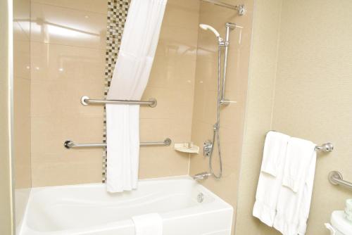 Days Inn by Wyndham Ottawa - image 4