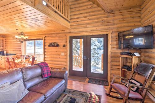 Fairplay Cabin with Mountain Views about 25 Mi to Breck! in Fairplay, USA