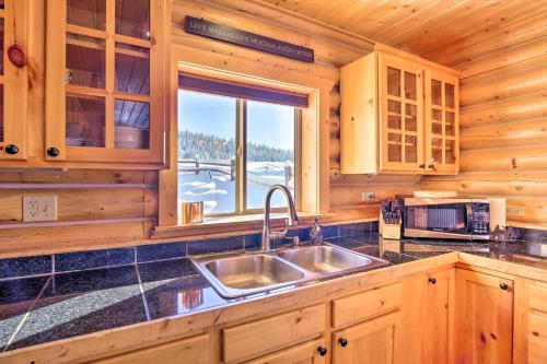 Fairplay Cabin with Mountain Views about 25 Mi to Breck! in Fairplay, USA