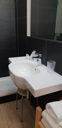 Deluxe Double Room with Balcony image 10